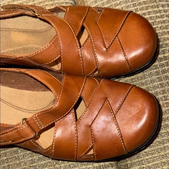Clarks Women’s Shoes - Brown Leather Flats with Woven Design, US Size 10 M - EUC - Picture 3 of 9